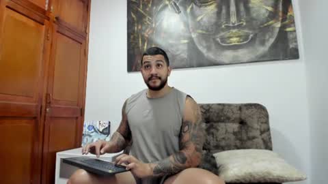 kylenorth_ online show from August 12, 1:46 pm