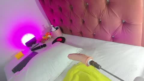 kylie_sttel online show from July 6, 12:14 am