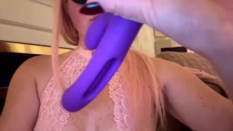 laceluxleather online show from April 6, 11:42 pm