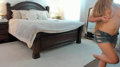 lacii_lo online show from August 10, 3:24 pm