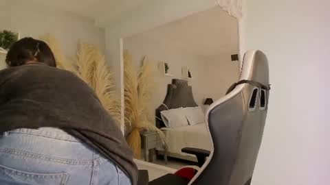 Lady  online show from August 9, 9:54 am