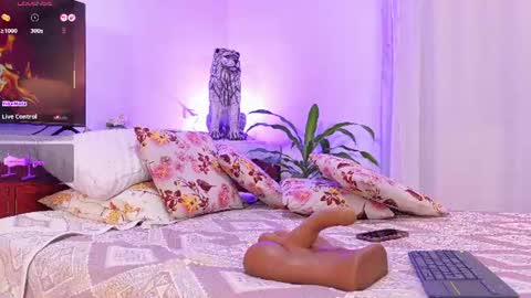 Hello Guys I am Lara Giraldo  WELCOME To my room online show from August 7, 11:38 pm