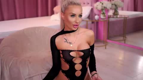 LaraBrynn online show from August 15, 7:18 pm