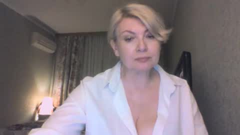 laramrs online show from May 17, 12:00 am