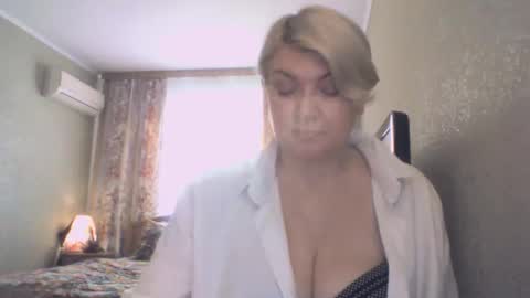 laramrs online show from May 17, 4:30 pm