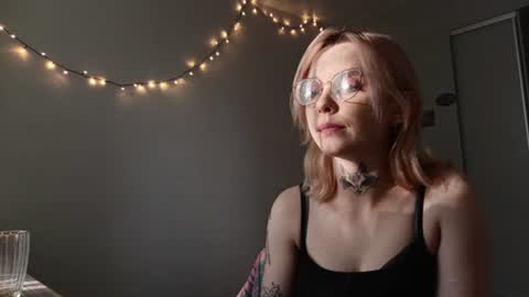 larisadelacerda online show from August 14, 1:37 pm