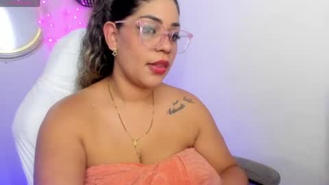 latinamav22 online show from August 5, 4:10 am