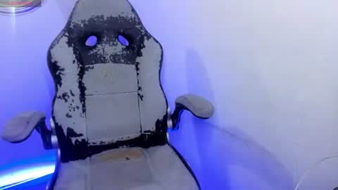 latinamav22 online show from August 14, 5:33 am