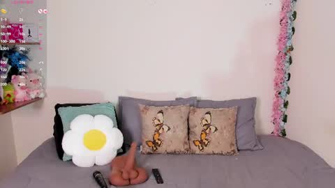 laura1__ online show from August 8, 2:33 am