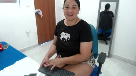 laura_foxx2379 online show from August 6, 7:13 pm