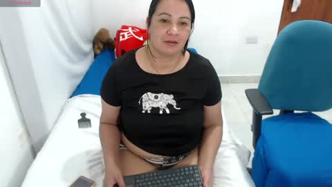 laura_foxx2379 online show from August 6, 11:48 pm