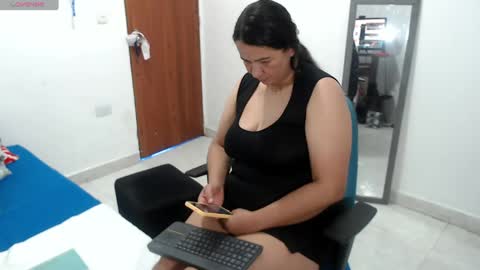 laura_foxx2379 online show from August 7, 8:20 pm