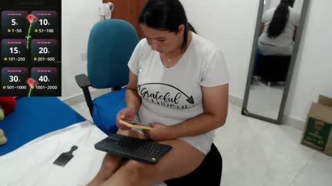 laura_foxx2379 online show from August 9, 12:33 am