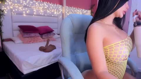 Laura online show from August 11, 1:46 pm