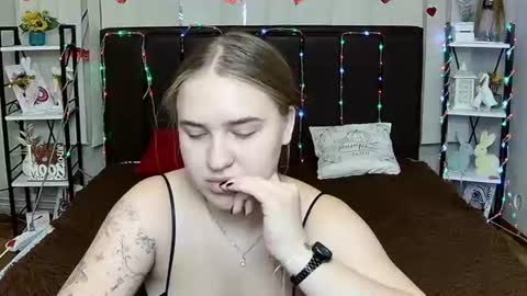 LauraHlot online show from August 4, 2:03 pm
