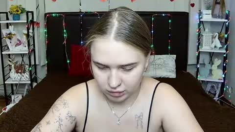 LauraHlot online show from August 4, 4:15 pm