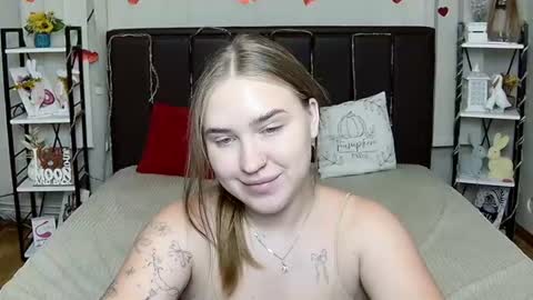 LauraHlot online show from August 6, 11:15 pm
