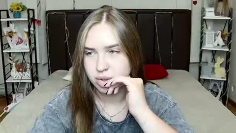 LauraHlot online show from August 9, 9:32 am