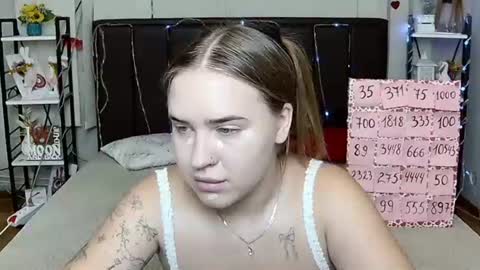 LauraHlot online show from August 10, 6:15 am