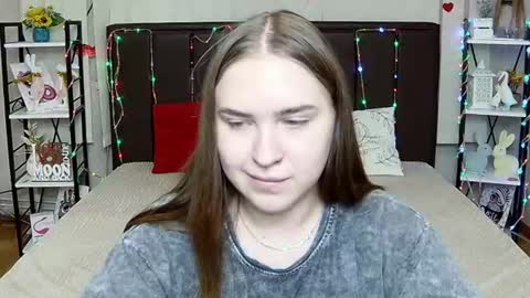 LauraHlot online show from August 15, 9:35 am