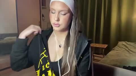 laurenawalt online show from July 15, 7:59 pm