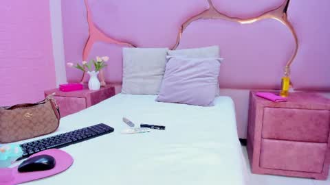 laurendpink online show from August 12, 2:08 pm