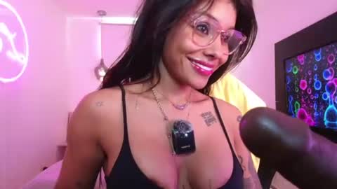 Lauren Saenz online show from August 7, 5:35 pm