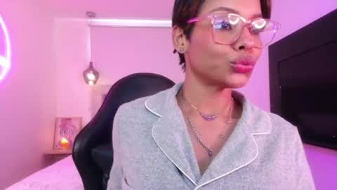 Lauren Saenz online show from August 11, 3:25 pm