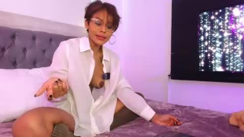 Lauren Saenz online show from August 13, 1:25 pm