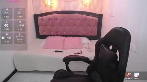 laura  online show from August 7, 7:36 pm