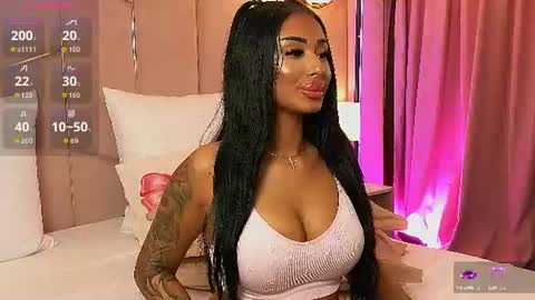 Layla online show from August 10, 10:38 am