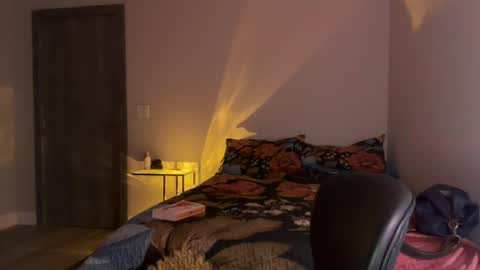 leahsparkles online show from August 1, 5:57 am