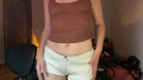 leahsparkles online show from August 2, 6:20 am