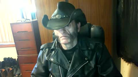 leathergreaser online show from August 10, 10:33 pm