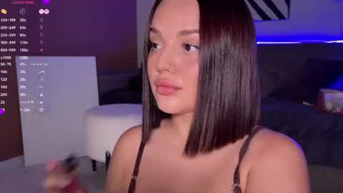 leeameliee online show from July 30, 12:45 pm