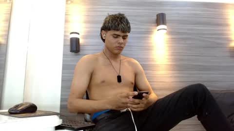 lelehott01 online show from August 12, 1:52 am