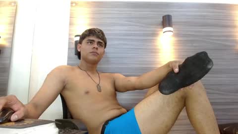 lelehott01 online show from August 12, 4:04 am