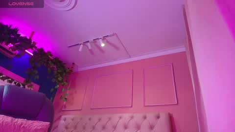 lenaxx_ online show from August 7, 8:36 am