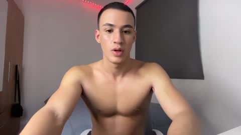 leo_delveyy online show from July 26, 11:37 am
