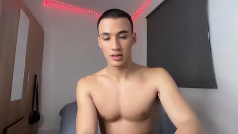 leo_delveyy online show from July 28, 11:27 am