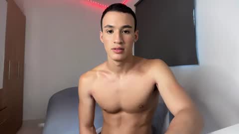leo_delveyy online show from August 7, 11:54 am