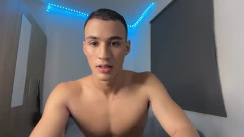 leo_delveyy online show from August 13, 9:23 am