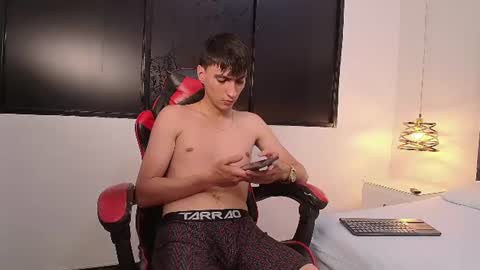 leodrake_ online show from August 4, 6:10 am