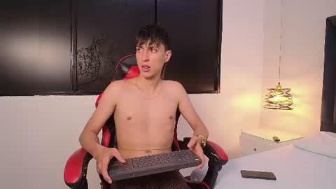 leodrake_ online show from August 4, 10:01 am