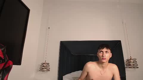 leodrake_ online show from August 5, 4:32 am