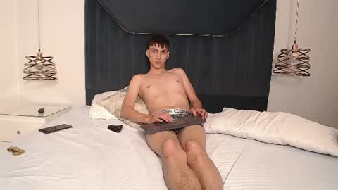 leodrake_ online show from August 5, 8:56 am