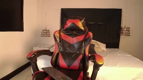 leodrake_ online show from August 7, 6:35 am
