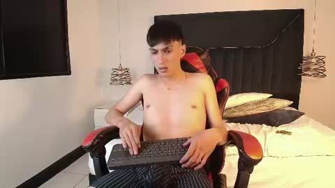 leodrake_ online show from August 8, 9:09 am