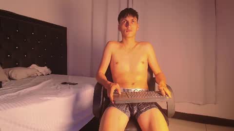 leodrake_ online show from August 14, 8:18 am
