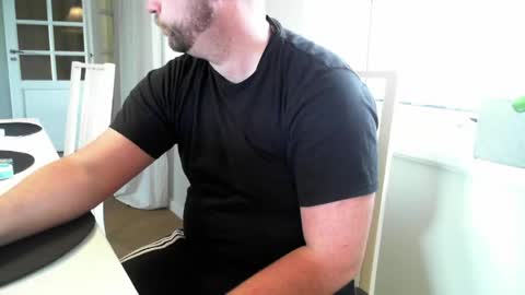 leofromsweden online show from April 13, 12:30 pm